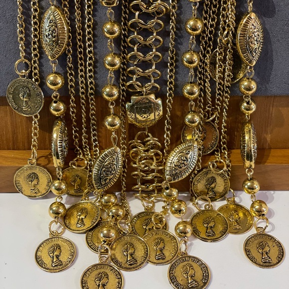 Large gold colored statement necklace - Picture 3 of 3